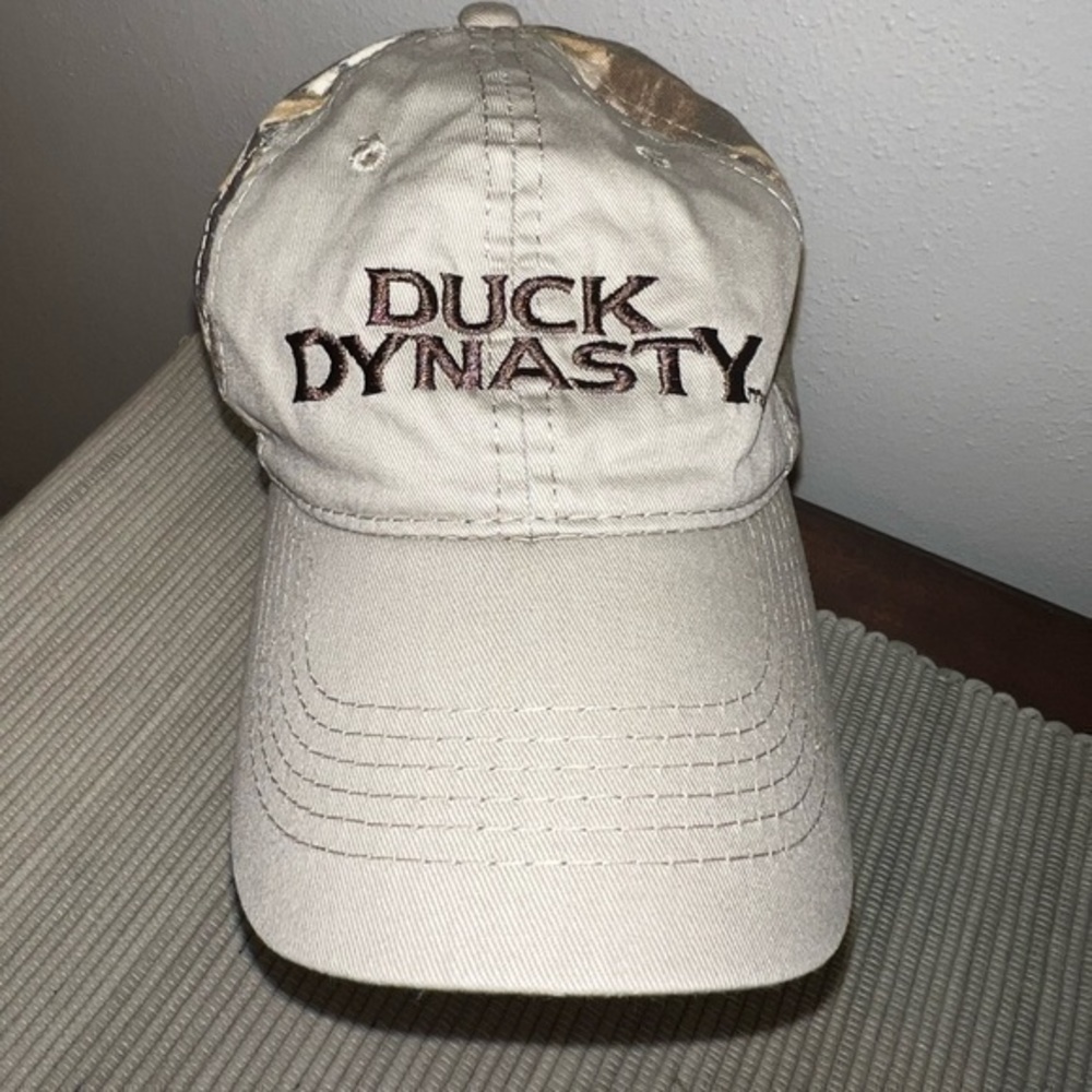 A&E Duck Dynasty Tan & Camo Adjustable hat.